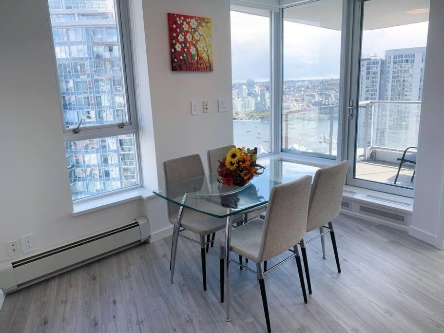 Apartament Downtown 3Br/2Ba+Views+Skytrain+Free Parking Vancouver Zewnętrze zdjęcie