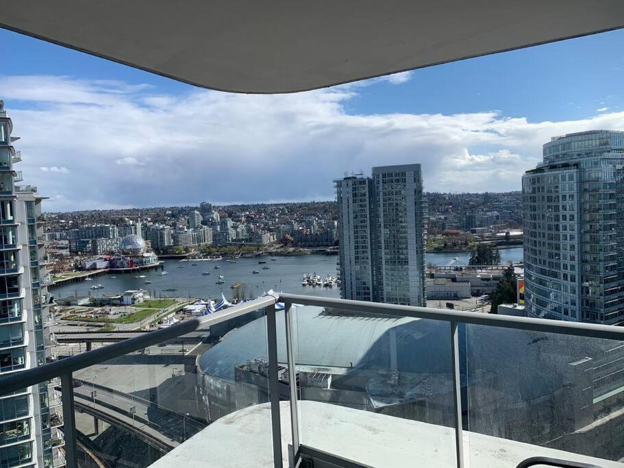 Apartament Downtown 3Br/2Ba+Views+Skytrain+Free Parking Vancouver Zewnętrze zdjęcie