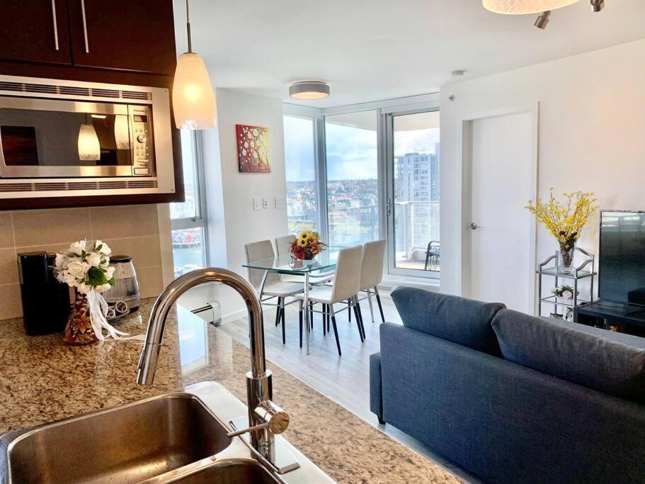 Apartament Downtown 3Br/2Ba+Views+Skytrain+Free Parking Vancouver Zewnętrze zdjęcie