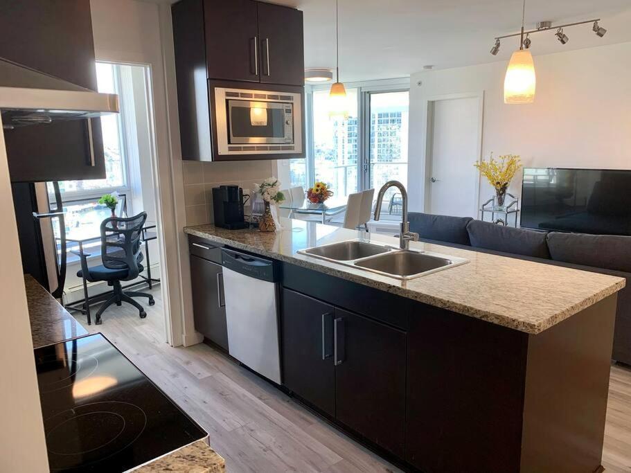 Apartament Downtown 3Br/2Ba+Views+Skytrain+Free Parking Vancouver Zewnętrze zdjęcie