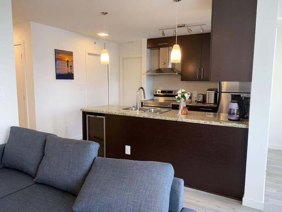 Apartament Downtown 3Br/2Ba+Views+Skytrain+Free Parking Vancouver Zewnętrze zdjęcie